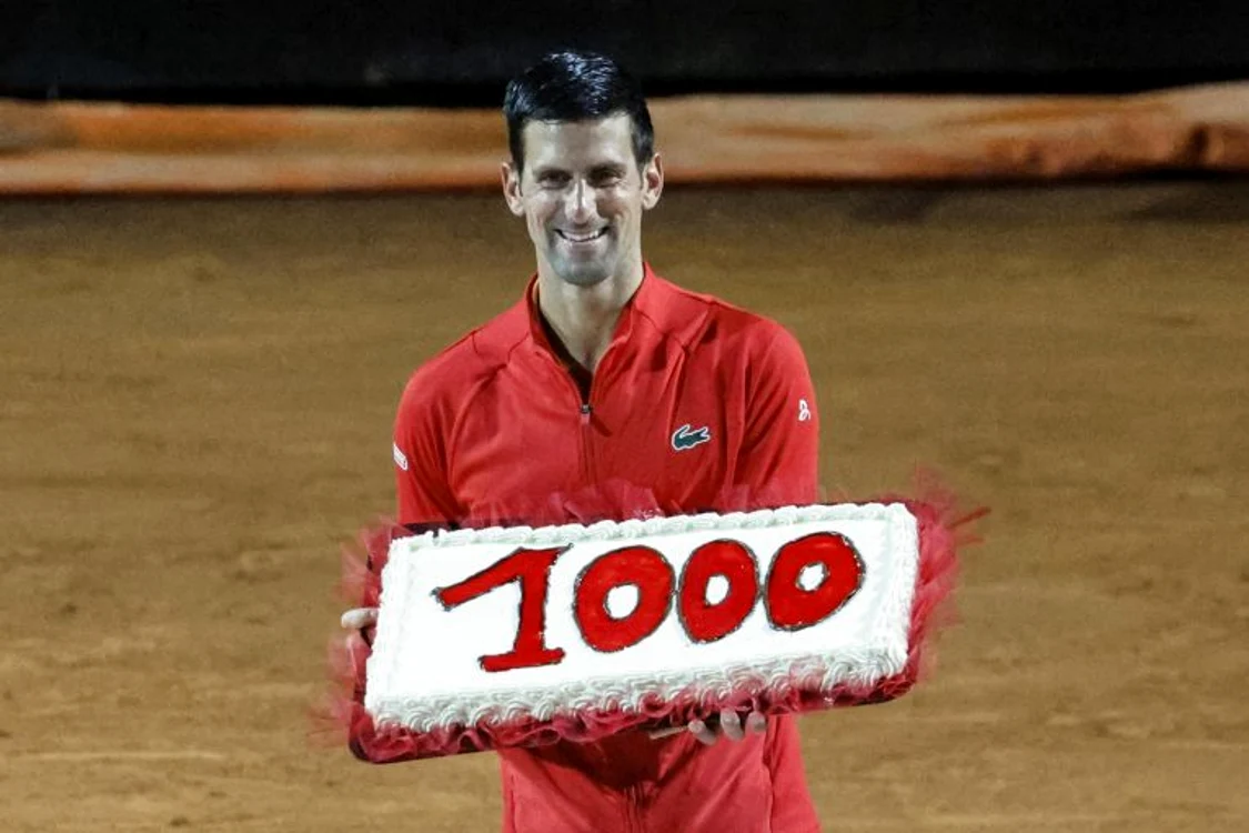 Novak Djokovic a primit un tort special după victoria cu numărul 1.000 (FOTO: EPA)