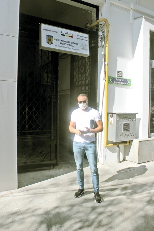 Alin Oprea  a venit  singur și cu  mască pe față