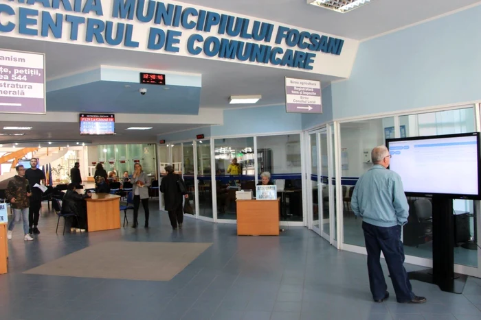 Avizierul se află pe holul Primăriei Focşani