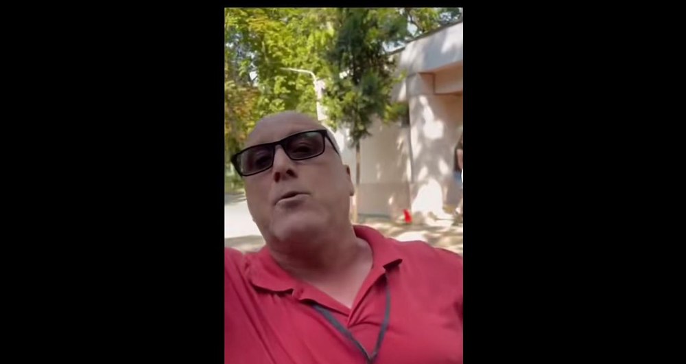 Scene incredibile în curtea Spitalului de Urgență din Brăila. Doi paznici înjură ca la ușa cortului și fac semne obscene VIDEO