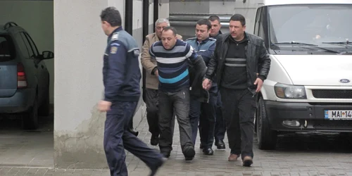 Cei trei bacaăuani au fost aduşi în faţa magistraţilor FOTO