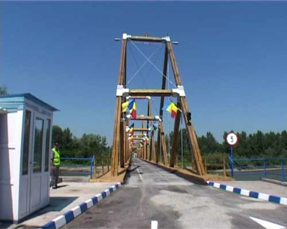 Podul dintre Romania si Ucraina, peste Tisa, la 50 de zile de realitate FOTO:arhiva