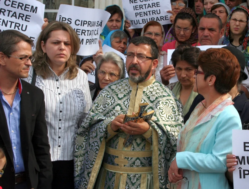 
    Preotul Georgică Vatră, înconjurat de cei trei enoriaşi excomunicaţi: Romică Gavrilă, Elena Baneş şi Nela Panaite - imagine din 2014foto: Adevărul  