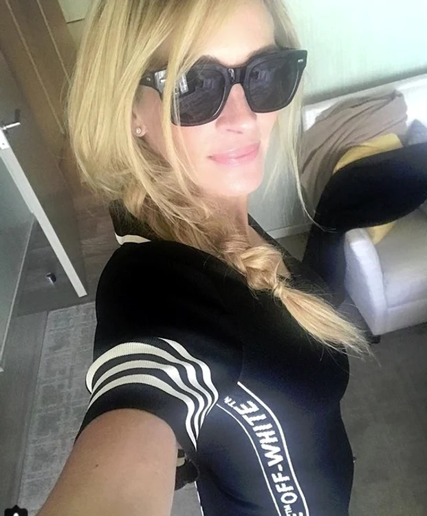 Julia Roberts postează şi selfie-uri pentru fanii de pe Instagram