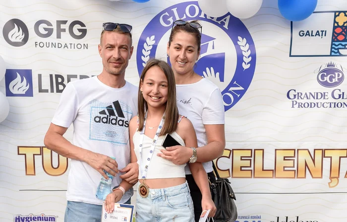Copiii cu media generală 10 au primit produse și bani FOTO Fundația Gloria Education
