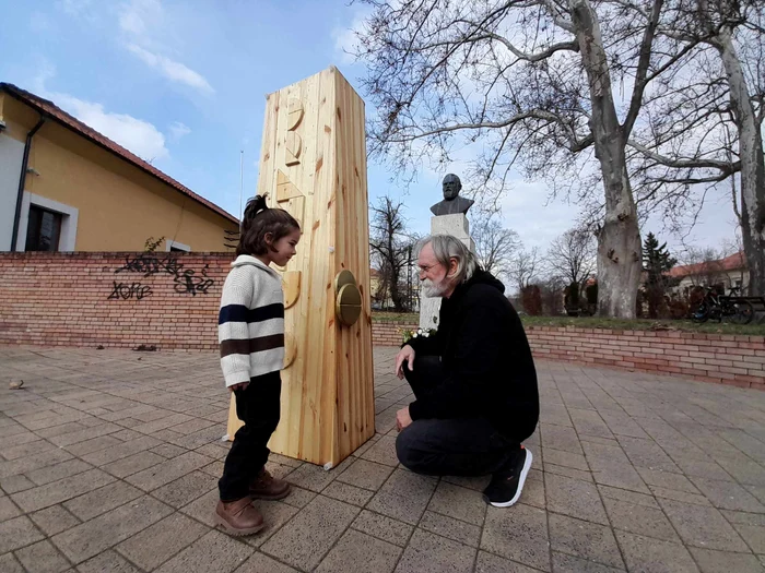 Mihai Donici la statuia lui Brâncuși de la Timișoara FOTO Ștefan Both