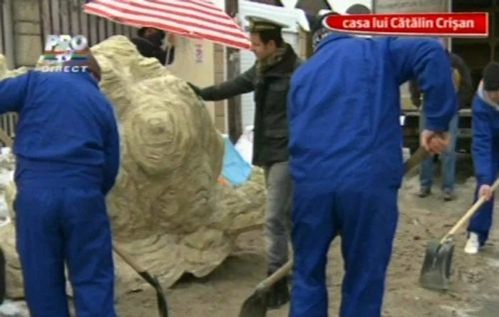 Măruţă a amenajat o plajă în faţa casei lui Cătălin Crişan (Foto: captură video ProTV)