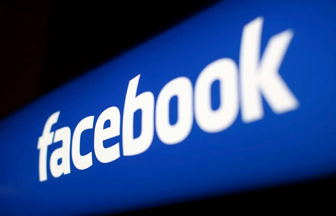 
    Proxenetele discutau cu diverse prostituate de lux pe FacebookFoto Click!  