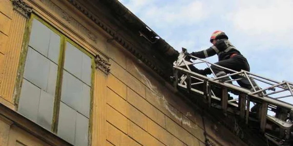 Pompierii se chinuie să înainteze printre maşinile parcate ilegal Foto