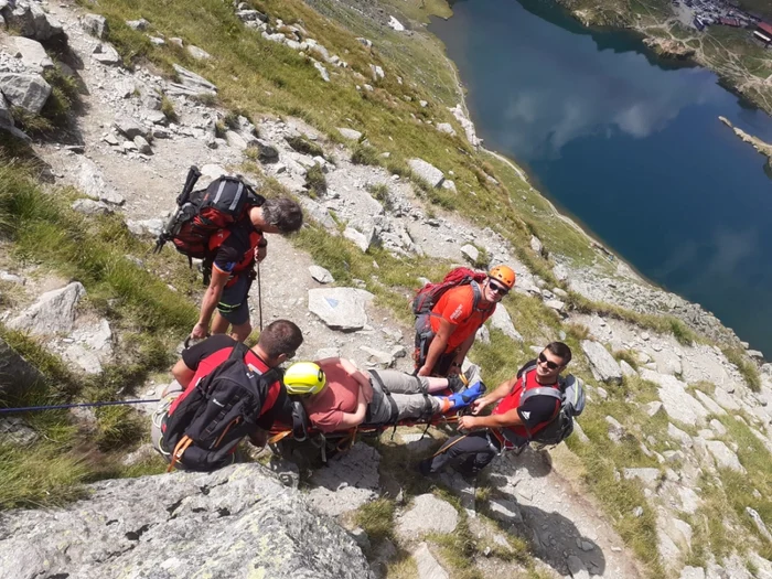 Un turist accidentat în Munţii Făgăraş va fi coborât cu targa de la peste 2.300 de metri altitudine