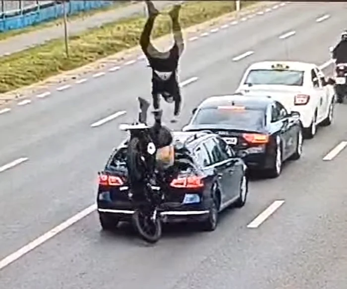 Pasagerul motocicletei a zburat peste mașina oprită. FOTO: captura video