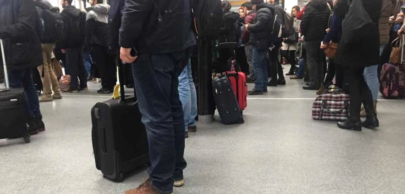 Abia după trei ore pasagerii se pregătesc de îmbarcare FOTO Adevarul