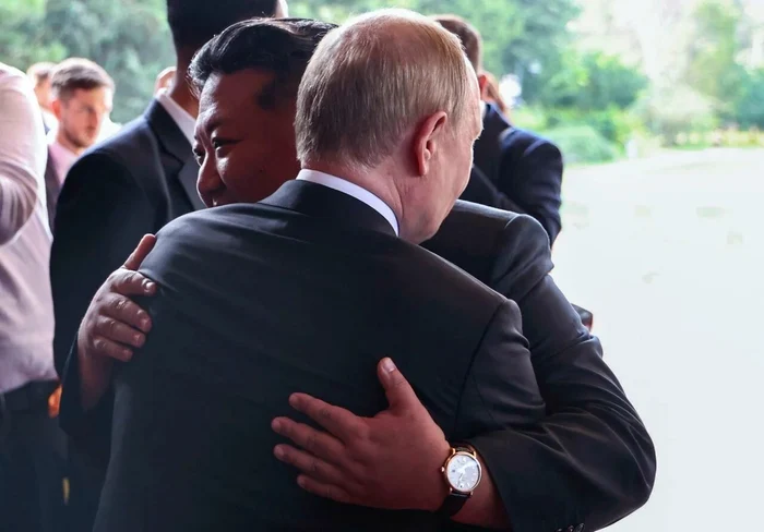 Kim Jong-un a lăsat să se vadă ceasul elvețian atunci când l-a îmbrățișat pe Putin FOTO: X