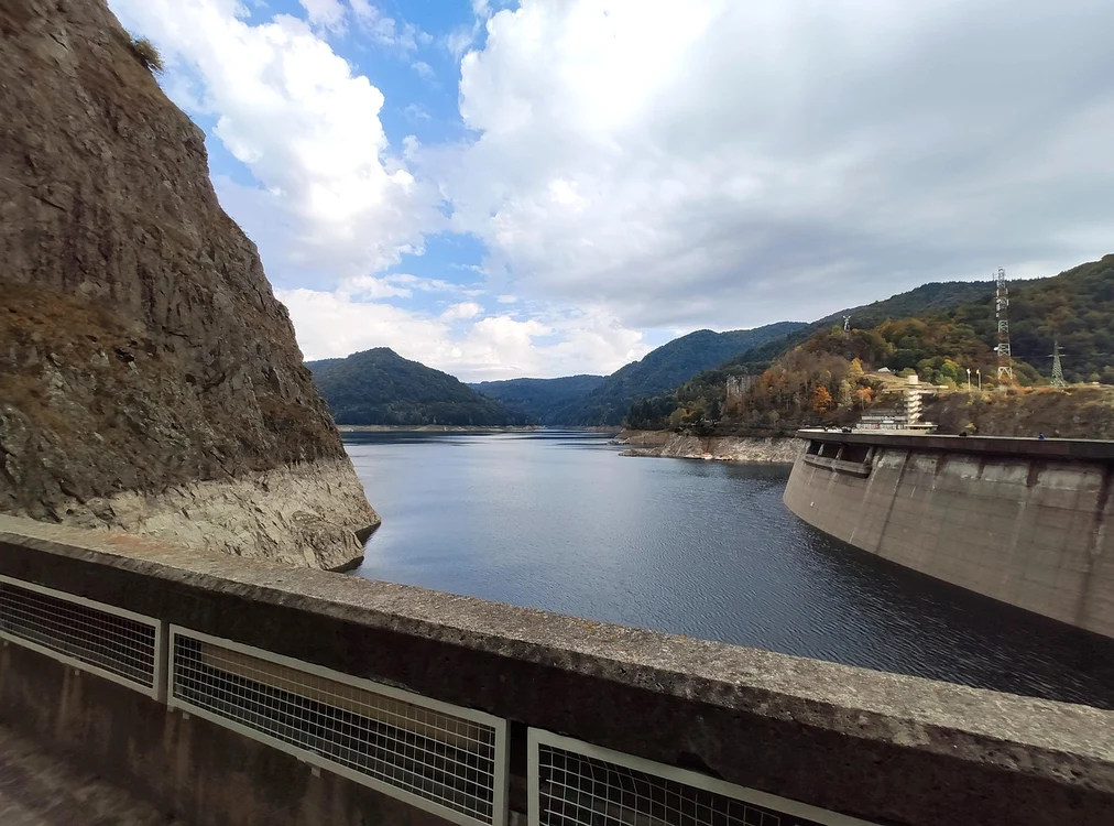 Poluare la Lacul Vidraru FOTO: pixabay