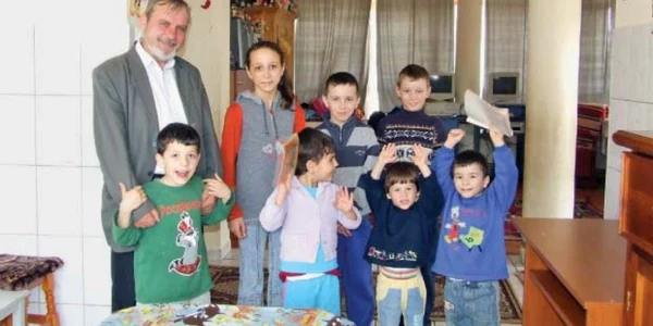 Părintele Constantin Schiman, alături de „copiii“ lui la  care spune că nu va renunţa niciodată 