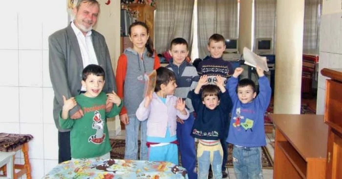 Părintele Constantin Schiman, alături de „copiii“ lui la  care spune că nu va renunţa niciodată 