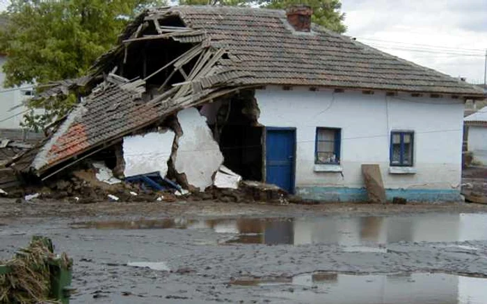 Deşi legea prevede amenzi dacă nu-ţi asiguri locuinţele statul te premiază cu o casă nouă