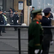 Poliţişti patrulează în apropierea gării din Beijing China FOTO EPA-EFE / Wu Hong