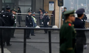 Poliţişti patrulează în apropierea gării din Beijing China FOTO EPA-EFE / Wu Hong