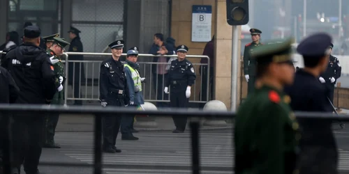 Poliţişti patrulează în apropierea gării din Beijing China FOTO EPA-EFE / Wu Hong