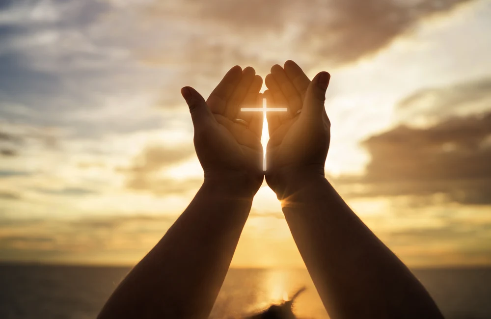 Preot ieșean păcălit cu 43.000 de lei, în numele credinţei. Peste 100 de persoane au căzut victime poveştilor lacrimogene ale unui „tată îndurerat”