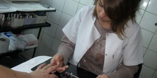 Târgovişte: Femeile au bani pentru manichiură