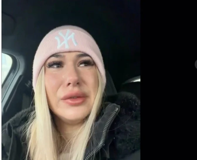 Panică și lacrimi în parcare: o șoferiță a rămas blocată aproape o oră de câțiva centimetri de zăpadă. „Nu știu ce să fac, nu pot să ies”