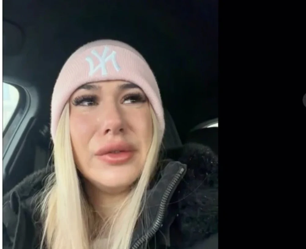 Panică și lacrimi în parcare: o șoferiță a rămas blocată aproape o oră de câțiva centimetri de zăpadă. „Nu știu ce să fac, nu pot să ies”