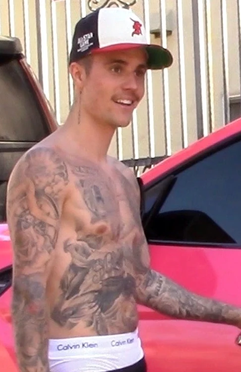 Justin Bieber (25 ani), mai mult gol decât îmbrăcat, se plimbă cu noua lui mașină roz, un Lamborghini UrusFoto: Profimages