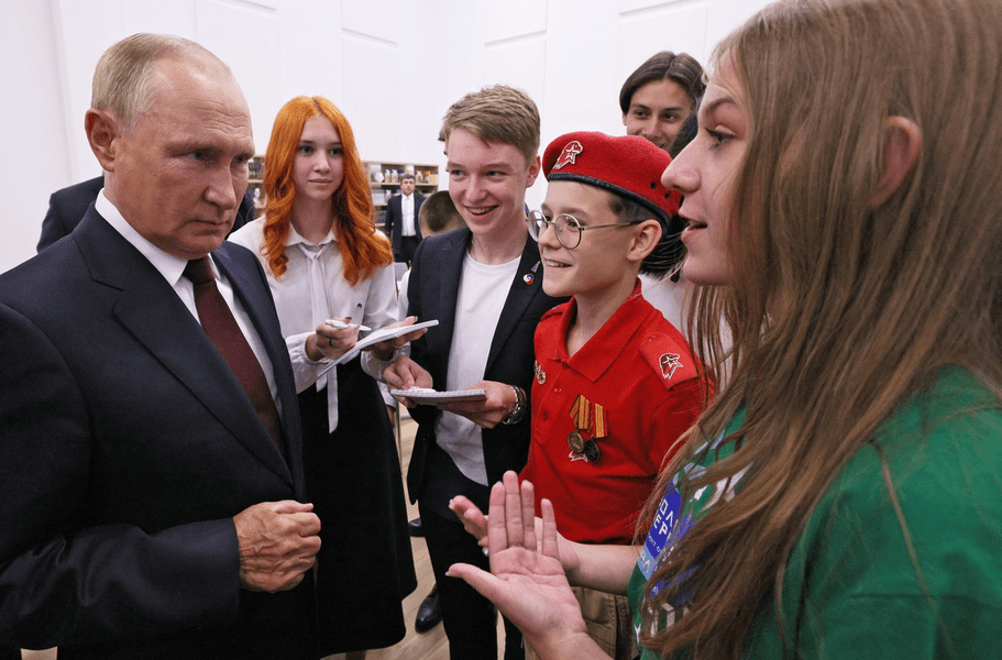  Putin, lecție către elevi: Un război a fost început împotriva noastră de opt ani