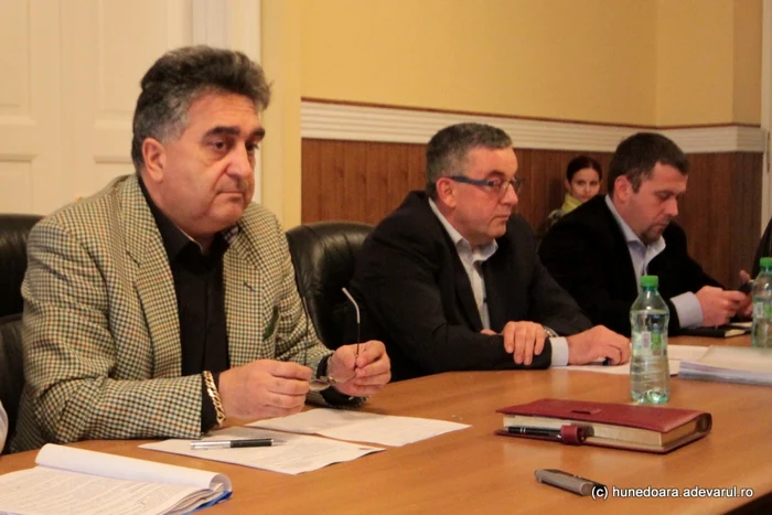 Dan Stoian (stânga) susţine că primăriile nu pot încălca prevederile contractelor prin care s-au asociat la derularea proiectului sistemului de management al deşeurilor. FOTO: Daniel Guţă.