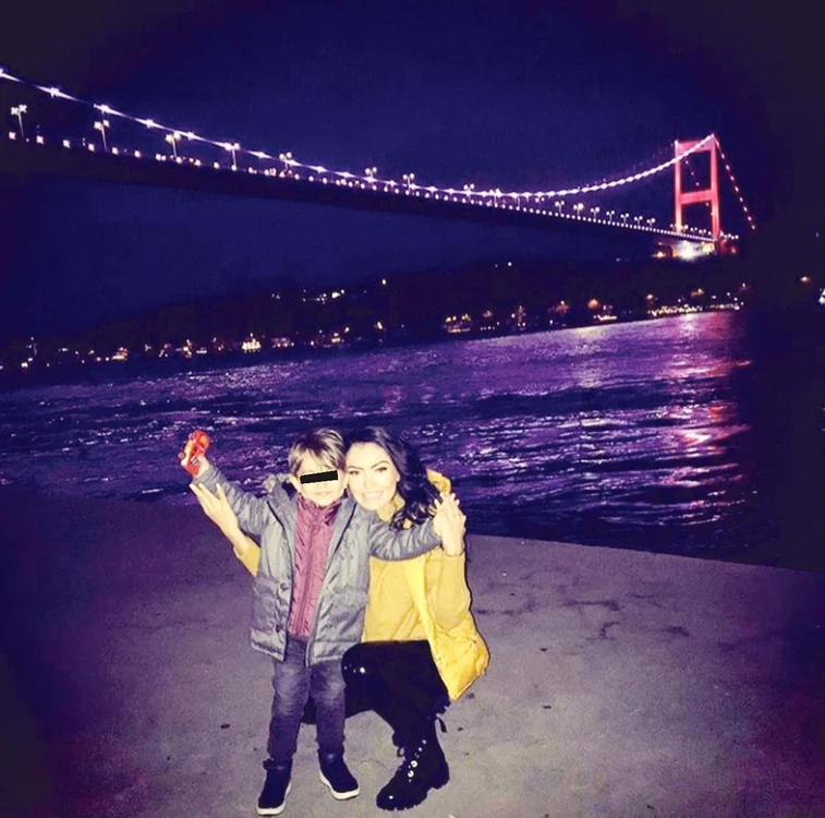 Andreea, alături de fiul ei, David, la o plimbare prin Istanbul