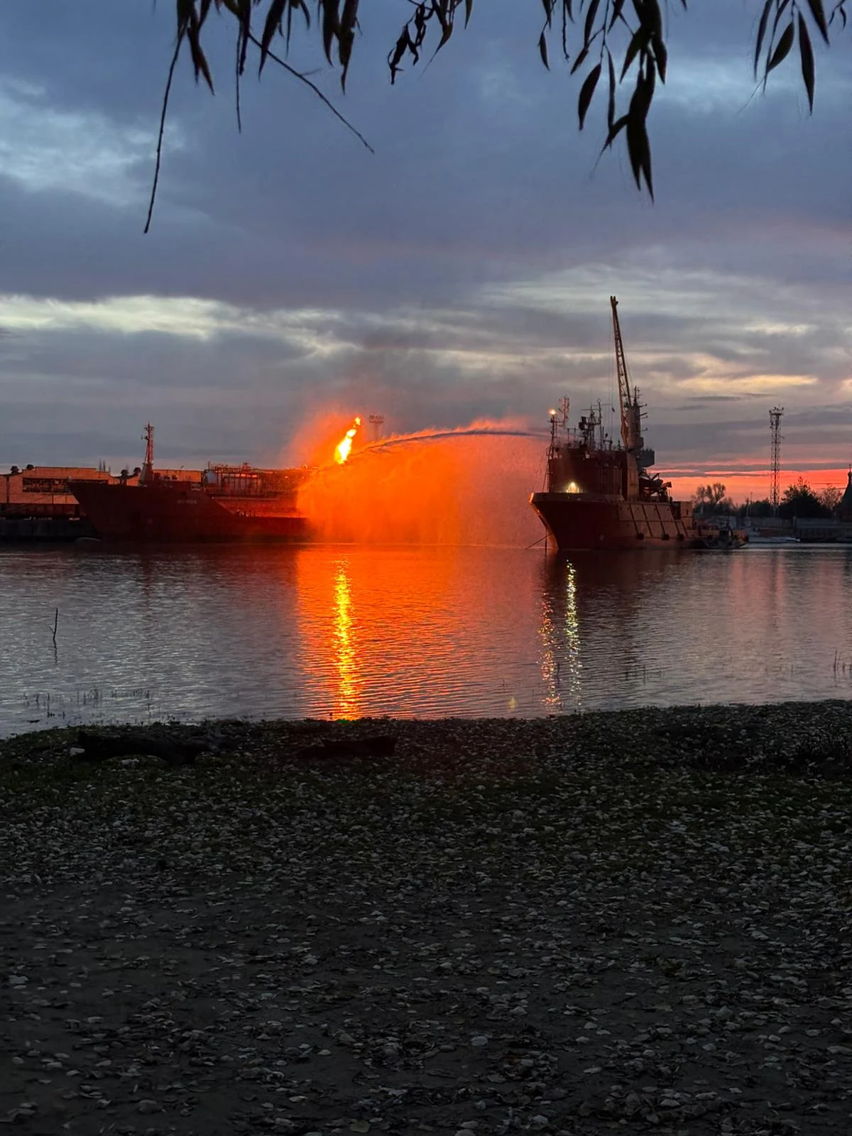 Nava bombardată de ruși în portul Ismail continuă să ardă. Locuitorii din Ceatalchioi se pot întoarce acasă. „Pericolul rămâne ridicat pentru localitatea Plauru”