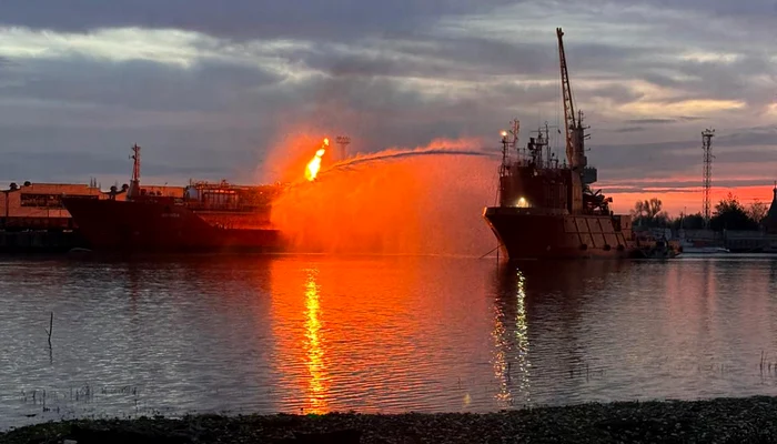 Foc încă activ pe navă în portul Ismail FOTO: ISU Tulcea