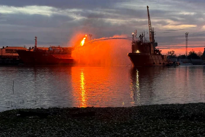 Foc încă activ pe navă în portul Ismail FOTO: ISU Tulcea