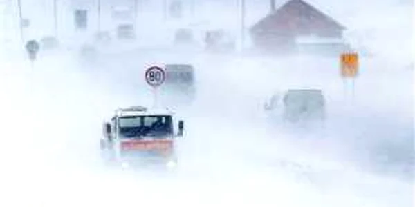 Peste 1.000 de oameni sunt blocaţi