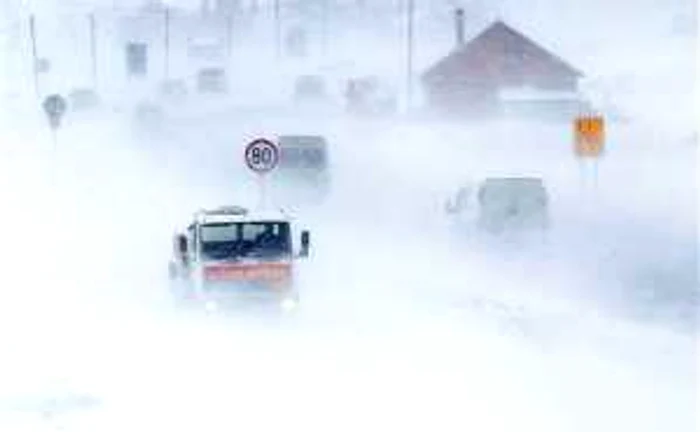 Peste 200 de vehicule sunt blocate de veniri seară, din cauza ninsorii abundente, pe autostradă, în apropierea oraşului Feketic. FOTO Reuters