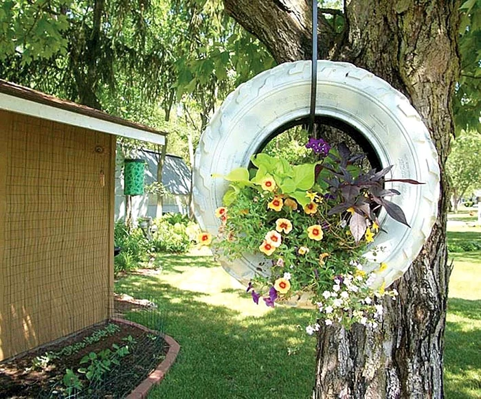 Iată ce jardinieră minunată de flori, dintr-o roată de cauciuc!