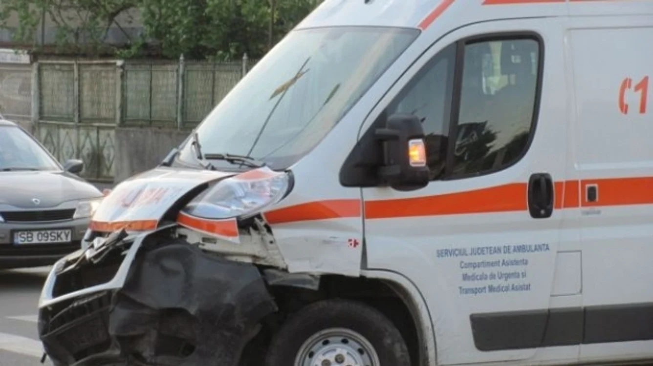 Ambulanța a acroșat fata (foto: Arhivă)