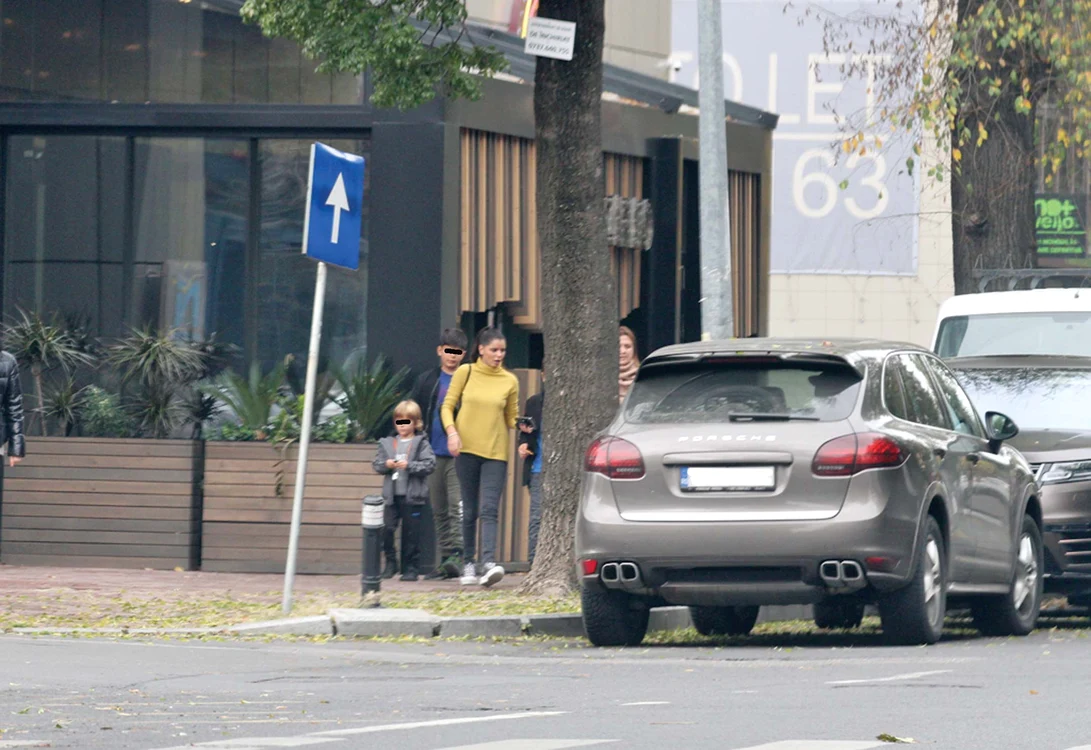 Fiul ei cel mare, Alexandru,  e aproape  cât ea de înalt