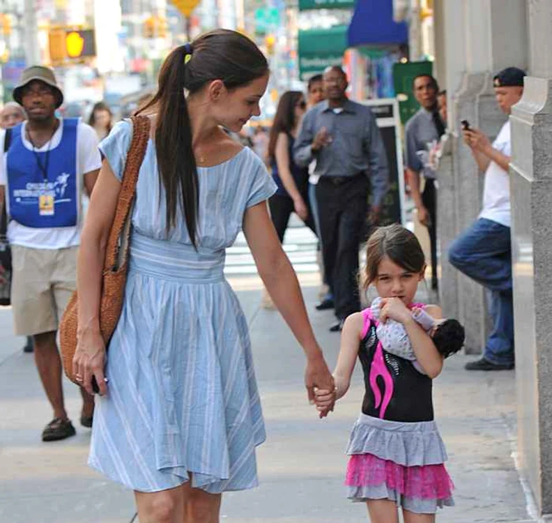 
    Katie Holmes şi Suri, pe stradă în New York. (Foto: Splash News)  