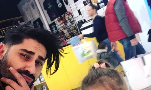 Connct R şi fiica lui Maya, într o ipostază amuzantă  jpeg