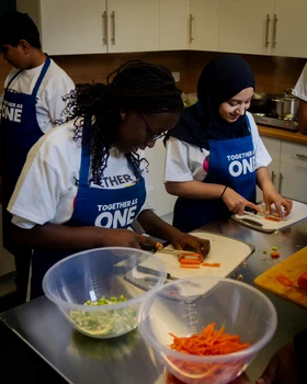 Prinţul William a gătit pui teriyaki alături de tinerii din asociaţia Together as One