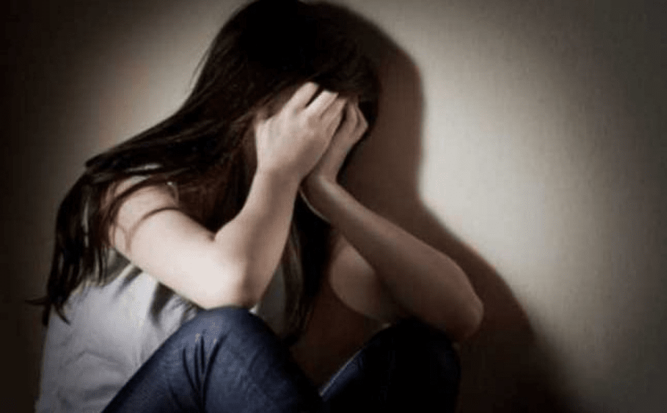 Drama unei fete din România: abuzată de tată la opt ani, exploatată de un profesor la 15 ani