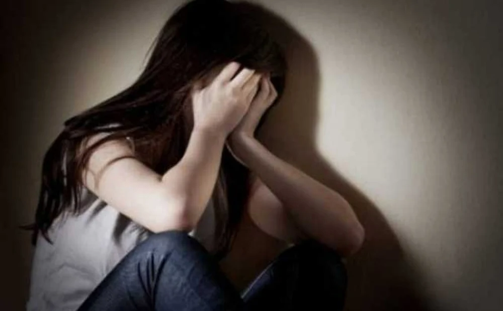 Caz șocant: o fată de 15 ani, cu handicap psihic sever, victima unui viol în grup. Trei tineri, reţinuţi de DIICOT Iaşi