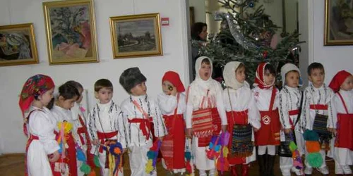 Micuţii au îmbrăcat costume populare şi s-au pus pe colindat. FOTO: MUZEUL BRĂILEI