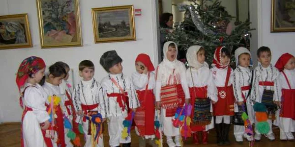 Micuţii au îmbrăcat costume populare şi s-au pus pe colindat. FOTO: MUZEUL BRĂILEI