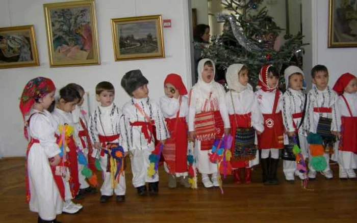Micuţii au îmbrăcat costume populare şi s-au pus pe colindat. FOTO: MUZEUL BRĂILEI