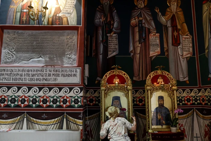 Bolnava a participat la slujbă și chiar a pupat icoanele