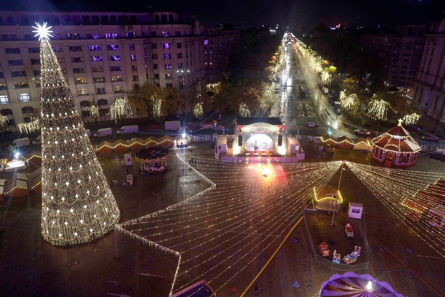 Luminile de sărbători au fost aprinse în Capitală. Prețurile cu care sunt așteptați oamenii la târgurile de Crăciun